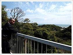 スカイブリッジから見る太平洋と橋本さん