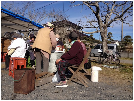 朝市に集まるおばあさんたち